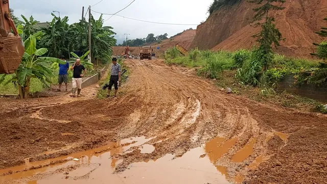 Nhà lún, tường nứt, tài sản ngập trong bùn đất từ công trình san lấp - Ảnh 4.