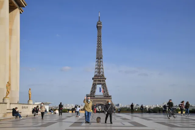 Tháp Eiffel sẽ đón du khách trở lại từ cuối tháng 6 - Ảnh 1.