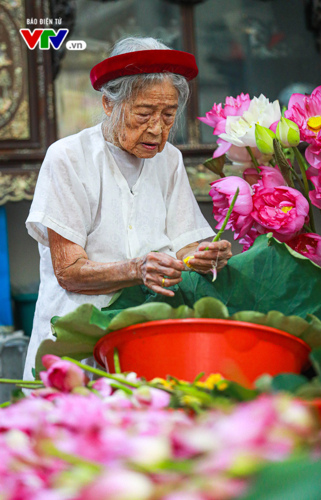 Đưa hương sen ẩn trong vị trà - Kỳ công và tinh tế - Ảnh 1.