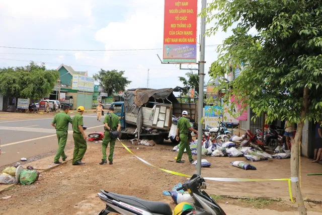 Giải tỏa các công trình vi phạm hành lang ATGT đường Hồ Chí Minh - Ảnh 1.