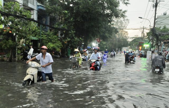 TP.HCM sắp đón những cơn mưa cực lớn, đề phòng ngập lụt khu vực thấp - Ảnh 6.