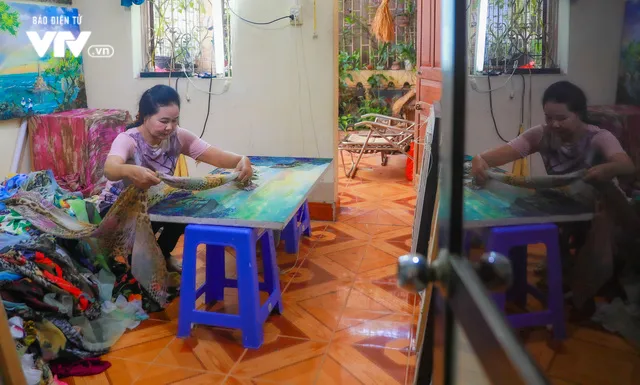 Hoạ sỹ Thanh Thục - người ghép vải vào hồn tranh - Ảnh 1. Hoạ sỹ Thanh Thục - người ghép vải vào hồn tranh - Ảnh 1.