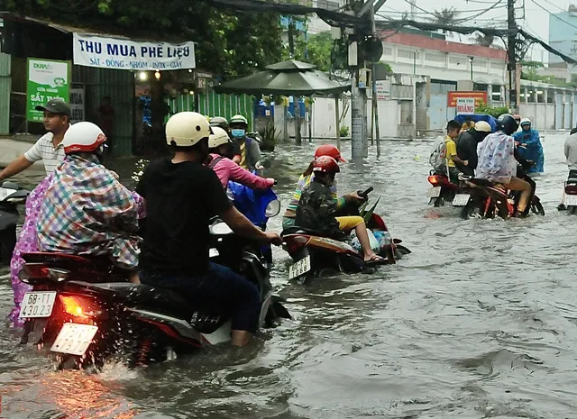 TP.HCM mưa lớn giờ tan tầm, xe cộ vật vã giữa biển nước - Ảnh 6.