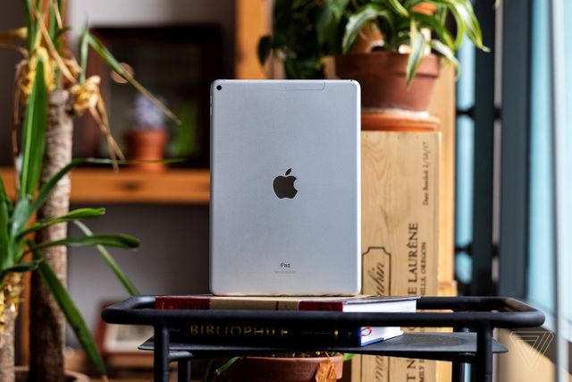 Apple tặng AirPods khi mua MacBook Air hoặc iPad Air - Ảnh 1.