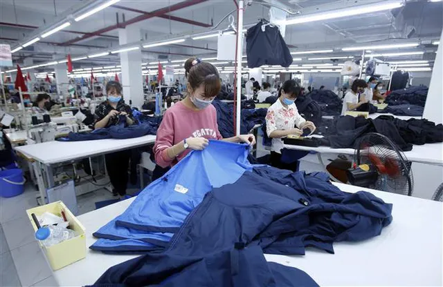 Thấm đòn COVID-19, nhiều doanh nghiệp mạnh tay cắt giảm lao động - Ảnh 2. Thấm đòn COVID-19, nhiều doanh nghiệp mạnh tay cắt giảm lao động - Ảnh 2.