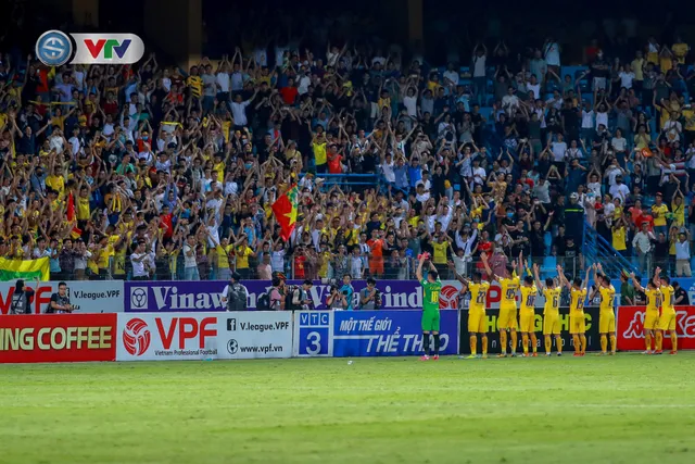 Bình luận thể thao ngày 19/6 (20h30 trên VTV1): Vỡ sân tại V.League và bài toán giữ khán giả! - Ảnh 2.