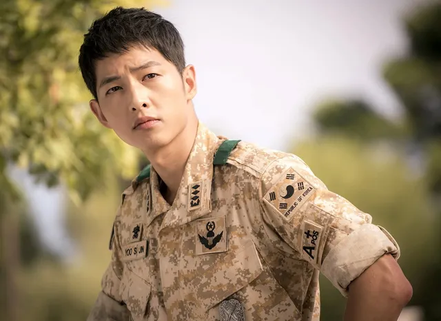 Hậu ly hôn Song Hye Kyo, Song Joong Ki bị chê già - Ảnh 2.