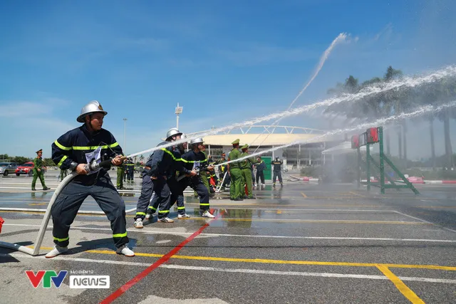 Cảnh sát PCCC&CHCN Hà Nội trình diễn nghiệp vụ khủng: Trèo tường, vượt rào, dập lửa cứu người  - Ảnh 9.