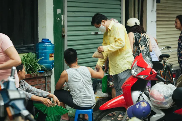 Người Hà Nội nhộn nhịp chuẩn bị tết Đoan Ngọ từ sáng sớm - Ảnh 2. Người Hà Nội nhộn nhịp chuẩn bị tết Đoan Ngọ từ sáng sớm - Ảnh 2.