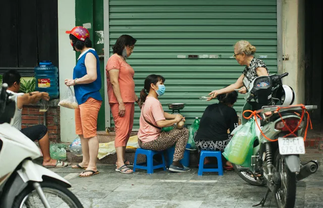 Người Hà Nội nhộn nhịp chuẩn bị tết Đoan Ngọ từ sáng sớm - Ảnh 3. Người Hà Nội nhộn nhịp chuẩn bị tết Đoan Ngọ từ sáng sớm - Ảnh 3.