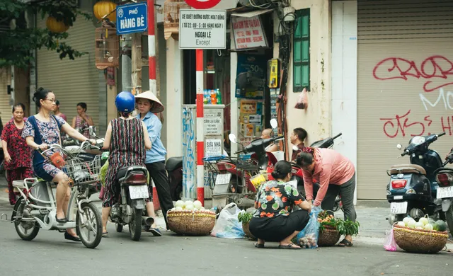 Người Hà Nội nhộn nhịp chuẩn bị tết Đoan Ngọ từ sáng sớm - Ảnh 13. Người Hà Nội nhộn nhịp chuẩn bị tết Đoan Ngọ từ sáng sớm - Ảnh 13.