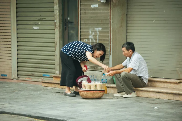 Người Hà Nội nhộn nhịp chuẩn bị tết Đoan Ngọ từ sáng sớm - Ảnh 10. Người Hà Nội nhộn nhịp chuẩn bị tết Đoan Ngọ từ sáng sớm - Ảnh 10.