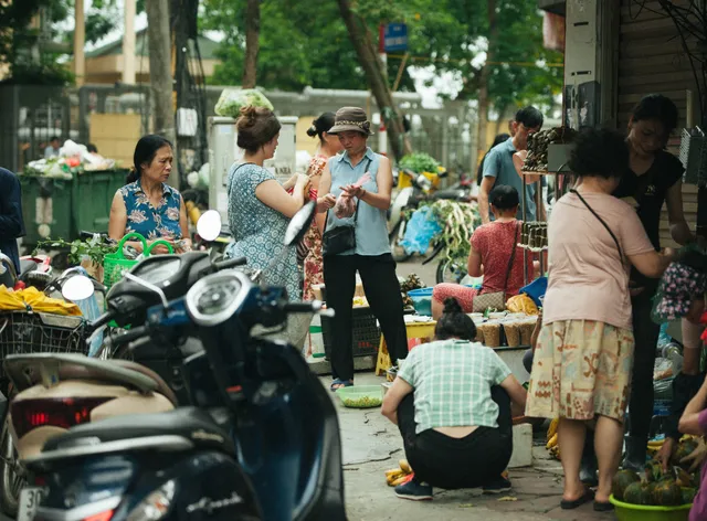 Người Hà Nội nhộn nhịp chuẩn bị tết Đoan Ngọ từ sáng sớm - Ảnh 7. Người Hà Nội nhộn nhịp chuẩn bị tết Đoan Ngọ từ sáng sớm - Ảnh 7.