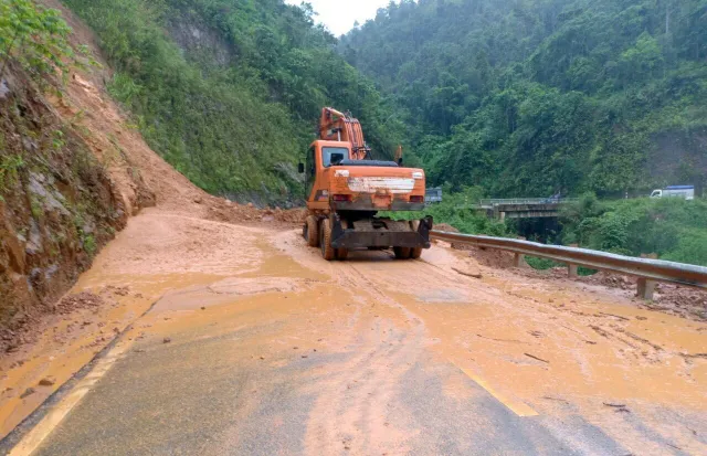 Mưa lớn gây sạt lở nhiều tuyến đường tại Lai Châu - Ảnh 2.