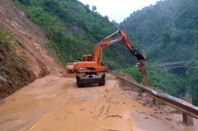 Mưa lớn gây sạt lở nhiều tuyến đường tại Lai Châu - Ảnh 3.