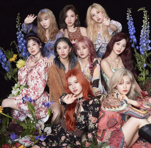 TWICE lần đầu lọt top BXH Billboard - Ảnh 1.