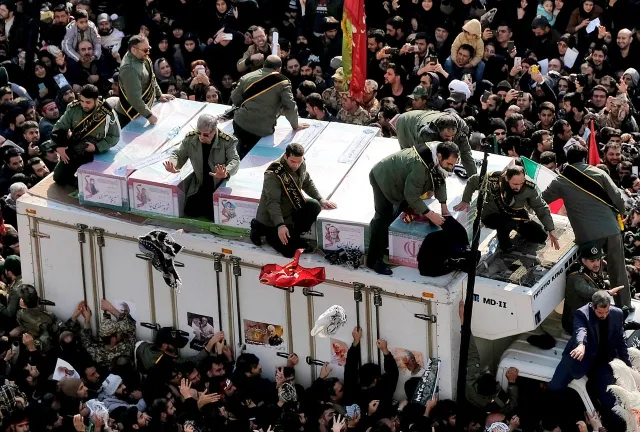 Vì sao Iran bất ngờ ban hành lệnh bắt giữ Tổng thống Mỹ Donald Trump? - Ảnh 1. Vì sao Iran bất ngờ ban hành lệnh bắt giữ Tổng thống Mỹ Donald Trump? - Ảnh 1.