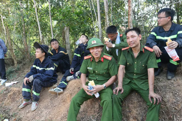 Xuyên đêm dập cháy rừng ở Hà Tĩnh, trưa 30/6 lửa lại bùng phát - Ảnh 1.