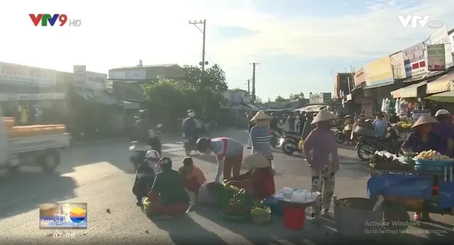 Họp chợ giữa đường gây mất an toàn giao thông ở Hậu Giang