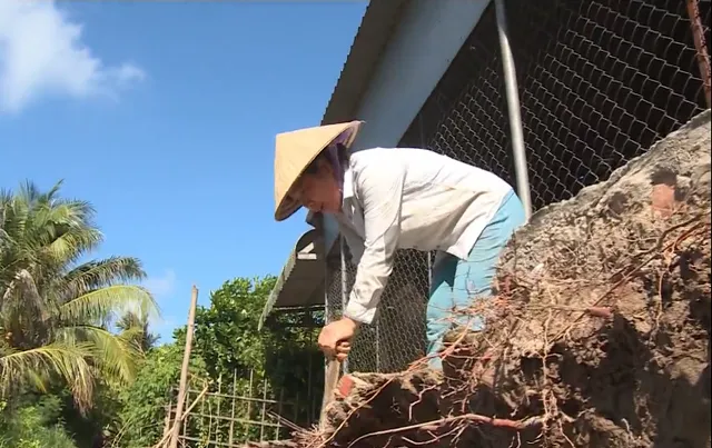 Nhà cửa sắp mất hút dưới vực sâu do sạt lở, người dân như ngồi trên đống lửa - Ảnh 1.