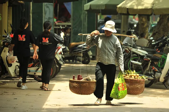 Người Hà Nội chật vật mưu sinh dưới nắng hè gay gắt - Ảnh 1. Người Hà Nội chật vật mưu sinh dưới nắng hè gay gắt - Ảnh 1.