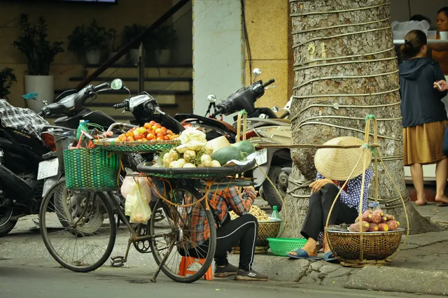 Người Hà Nội chật vật mưu sinh dưới nắng hè gay gắt - Ảnh 2. Người Hà Nội chật vật mưu sinh dưới nắng hè gay gắt - Ảnh 2.
