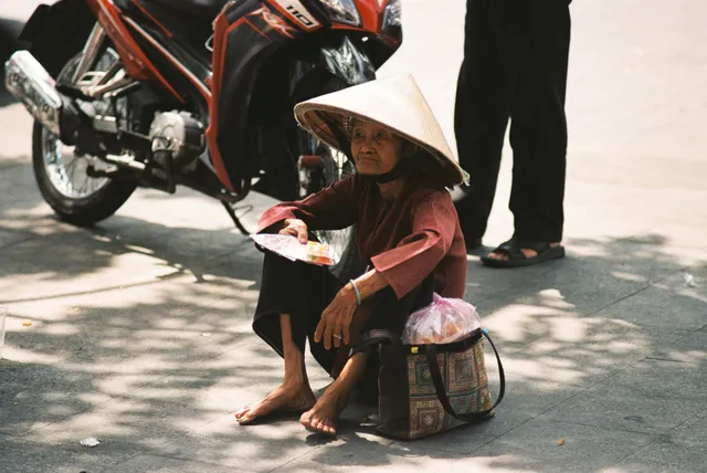Người Hà Nội chật vật mưu sinh dưới nắng hè gay gắt - Ảnh 3. Người Hà Nội chật vật mưu sinh dưới nắng hè gay gắt - Ảnh 3.