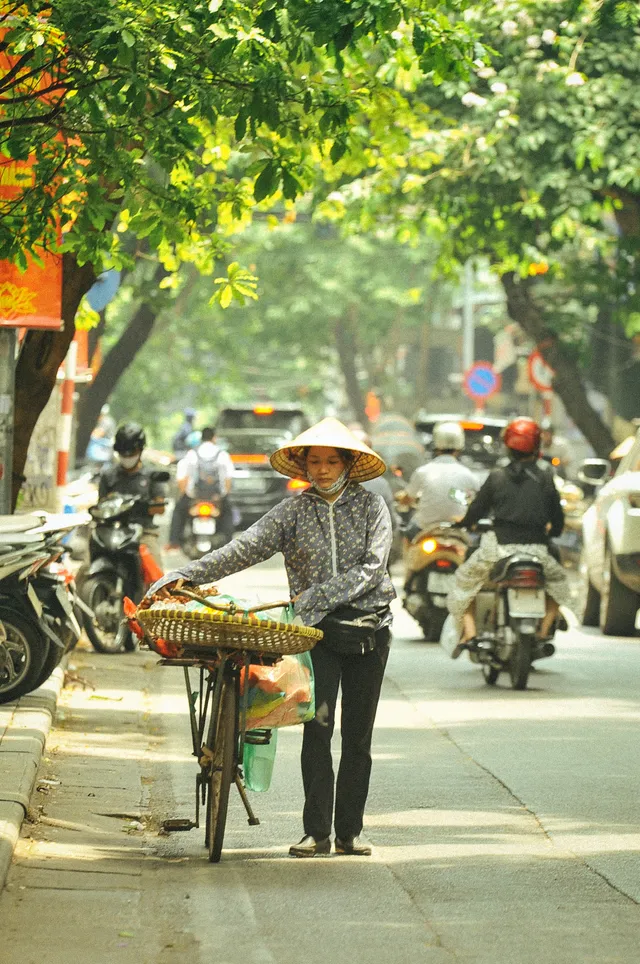 Người Hà Nội chật vật mưu sinh dưới nắng hè gay gắt - Ảnh 4.