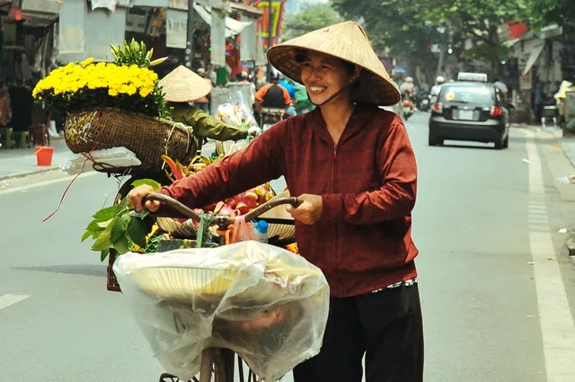 Người Hà Nội chật vật mưu sinh dưới nắng hè gay gắt - Ảnh 5. Người Hà Nội chật vật mưu sinh dưới nắng hè gay gắt - Ảnh 5.