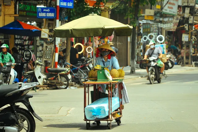 Người Hà Nội chật vật mưu sinh dưới nắng hè gay gắt - Ảnh 6. Người Hà Nội chật vật mưu sinh dưới nắng hè gay gắt - Ảnh 6.
