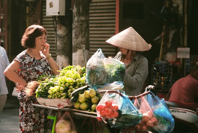 Người Hà Nội chật vật mưu sinh dưới nắng hè gay gắt - Ảnh 7. Người Hà Nội chật vật mưu sinh dưới nắng hè gay gắt - Ảnh 7.