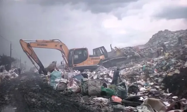 Bãi rác lộ thiên cao như núi ở Tiền Giang - Ảnh 2. Bãi rác lộ thiên cao như núi ở Tiền Giang - Ảnh 2.