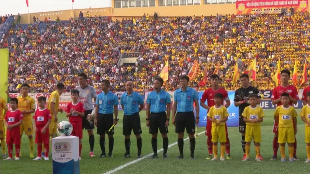 Reuters làm phóng sự về sự trở lại của V.League - Ảnh 4.