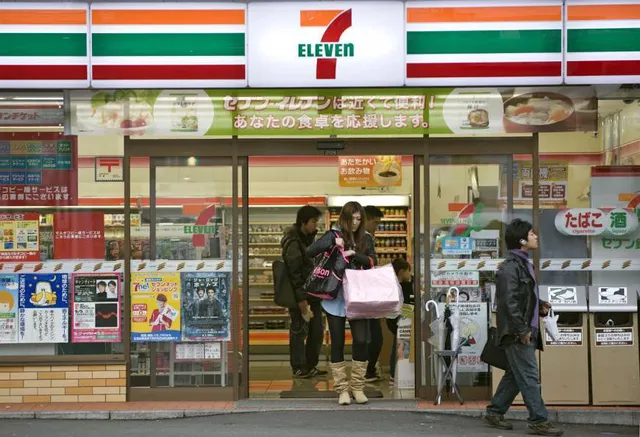 Chuỗi cửa hàng tiện lợi 7-Eleven bán cả bảo hiểm nhân thọ - Ảnh 1.