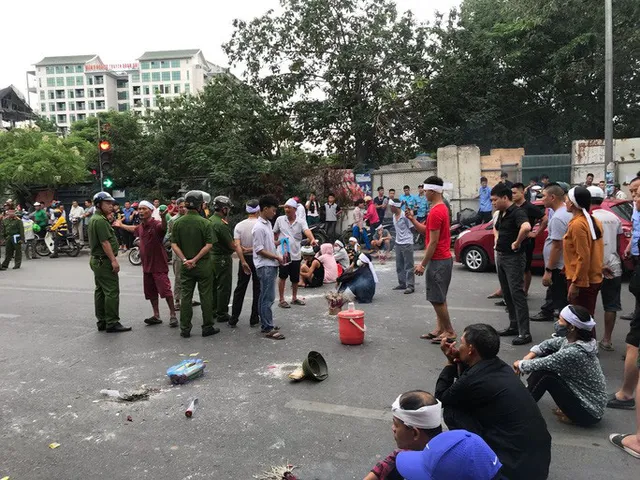 Cả tuyến đường ùn tắc vì gia đình nạn nhân kéo đến hiện trường vụ tai nạn... 1 năm trước - Ảnh 1.