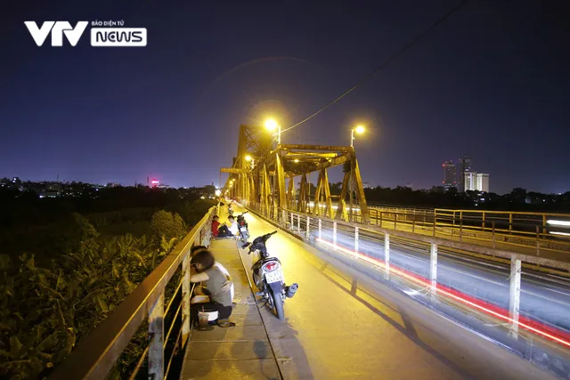 Hàng trăm người dựng xe, ngồi hóng mát gây cản trở giao thông trên cầu Long Biên - Ảnh 6.