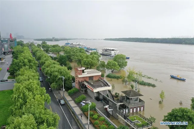 Lũ lụt ở Trung Quốc: Nước sông Dương Tử tiếp tục dâng cao, thách thức cho đập Tam Hiệp - Ảnh 2.