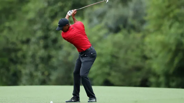 Tiger Woods trở lại thi đấu sau 5 tháng - Ảnh 1.