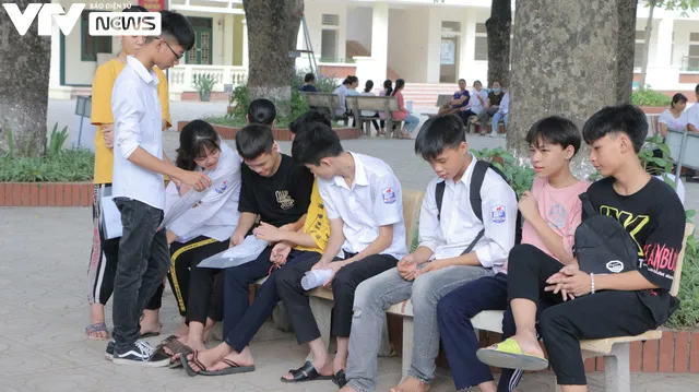Thí sinh căng thẳng trước giờ G kỳ thi vào lớp 10 THPT năm 2020 tại Hà Nội - Ảnh 3. Thí sinh căng thẳng trước giờ G kỳ thi vào lớp 10 THPT năm 2020 tại Hà Nội - Ảnh 3.