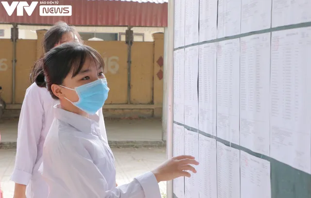 Thí sinh căng thẳng trước giờ G kỳ thi vào lớp 10 THPT năm 2020 tại Hà Nội - Ảnh 5. Thí sinh căng thẳng trước giờ G kỳ thi vào lớp 10 THPT năm 2020 tại Hà Nội - Ảnh 5.