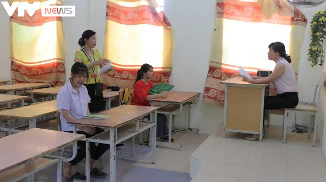 Thí sinh căng thẳng trước giờ G kỳ thi vào lớp 10 THPT năm 2020 tại Hà Nội - Ảnh 7. Thí sinh căng thẳng trước giờ G kỳ thi vào lớp 10 THPT năm 2020 tại Hà Nội - Ảnh 7.