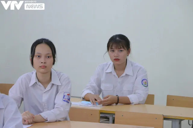Thí sinh căng thẳng trước giờ G kỳ thi vào lớp 10 THPT năm 2020 tại Hà Nội - Ảnh 9. Thí sinh căng thẳng trước giờ G kỳ thi vào lớp 10 THPT năm 2020 tại Hà Nội - Ảnh 9.