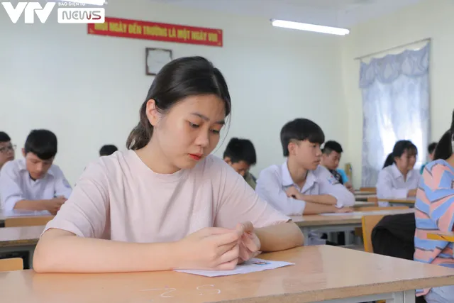 Thí sinh căng thẳng trước giờ G kỳ thi vào lớp 10 THPT năm 2020 tại Hà Nội - Ảnh 8. Thí sinh căng thẳng trước giờ G kỳ thi vào lớp 10 THPT năm 2020 tại Hà Nội - Ảnh 8.