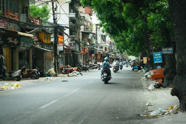 Phố phường Hà Nội ngập tràn trong biển rác - Ảnh 4. Phố phường Hà Nội ngập tràn trong biển rác - Ảnh 4.