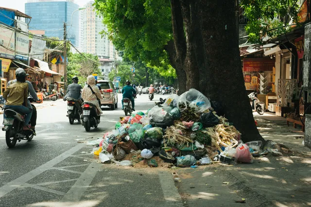 Phố phường Hà Nội ngập tràn trong biển rác - Ảnh 2. Phố phường Hà Nội ngập tràn trong biển rác - Ảnh 2.
