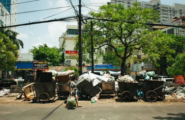 Phố phường Hà Nội ngập tràn trong biển rác - Ảnh 1. Phố phường Hà Nội ngập tràn trong biển rác - Ảnh 1.