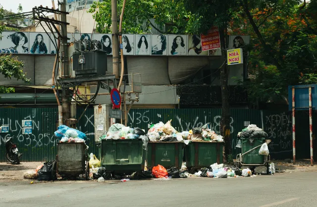 Phố phường Hà Nội ngập tràn trong biển rác - Ảnh 6. Phố phường Hà Nội ngập tràn trong biển rác - Ảnh 6.