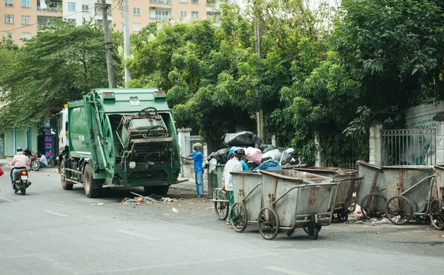 Phố phường Hà Nội ngập tràn trong biển rác - Ảnh 9. Phố phường Hà Nội ngập tràn trong biển rác - Ảnh 9.