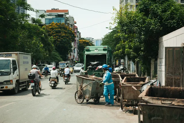 Phố phường Hà Nội ngập tràn trong biển rác - Ảnh 8. Phố phường Hà Nội ngập tràn trong biển rác - Ảnh 8.