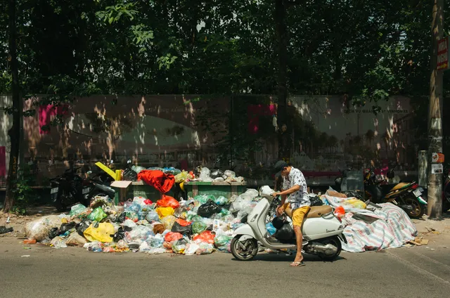 Phố phường Hà Nội ngập tràn trong biển rác - Ảnh 5. Phố phường Hà Nội ngập tràn trong biển rác - Ảnh 5.